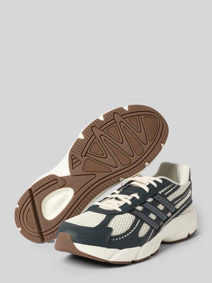 Produktfoto, Sneaker met Label-Detail van adidas Sportswear, materiaal-mix, afgeronde neus, gestructureerde zool, wit-blauw-bruin.