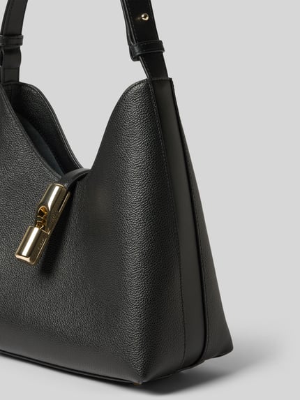 Produktfoto, Handtasche aus echt leer Model 'GOCCIA' van FURLA, structuurpatroon, zwarte kleur, goudkleurige pinsluiting, verstelbare schouderband, Hoofdvak met overslag, binnenvak met ritssluiting, maat: Breedte 22 cm, Lengte 25 cm, Diepte 12 cm, bandlengte 42 cm.