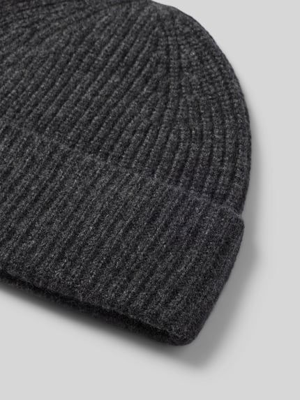 Produktfoto, Mütze aus reinem Kaschmir von Christian Berg Men in dunklem Grau, grob gestrickt mit breitem Umschlag, weiche Textur