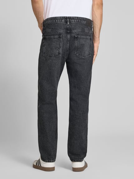 Männermodel trägt Straight Fit Jeans aus reiner Baumwolle Modell 'Sverre' von Marc O'Polo, dunkles Grau, sichtbare Jeansstruktur, Ganzkörperansicht Rückansicht, Herren Straight Fit Jeans von Marc O'Polo DENIM