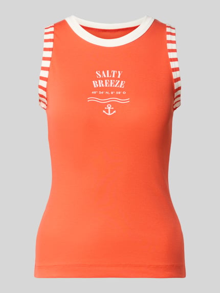 Frauenmodel trägt Slim Fit Top mit Statement-Print von Marc Cain in Orange mit Rundhalsausschnitt, Baumwoll-Mix, Ganzkörperansicht von vorne. Rückenlänge bei Größe 36: 50 cm.