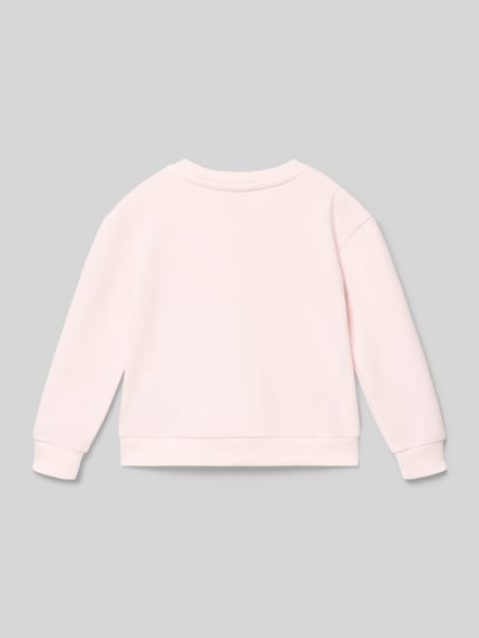 Mädchen trägt Regular Fit Sweatshirt aus Baumwoll-Mix Modell 'GRUTHALINA' von Only, unifarben, gerippte Abschlüsse, Ganzkörperansicht Rückansicht.