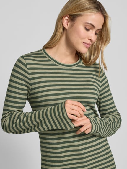 Modelka kobieca nosi Regular Fit Langarmshirt aus reiner Baumwolle od Marc O'Polo, zielone i beżowe paski, miękka tekstura, zbliżenie na górną część ciała.
