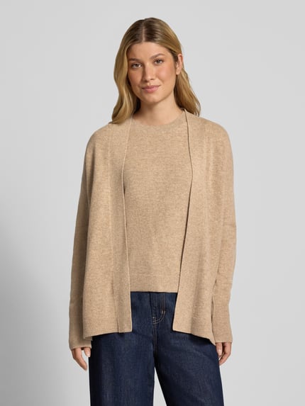 Frauenmodel trägt Strickjacke in offener Passform von Christian Berg Woman aus reiner Baumwolle, Regular Fit, gerippte Abschlüsse, Ganzkörperansicht von vorne.