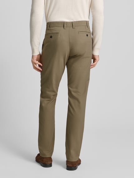 Männermodel trägt Stoffhose met achterzakken van MCNEAL in beige, rechte snit uit biokatoenmix, volledig zicht van achteren.