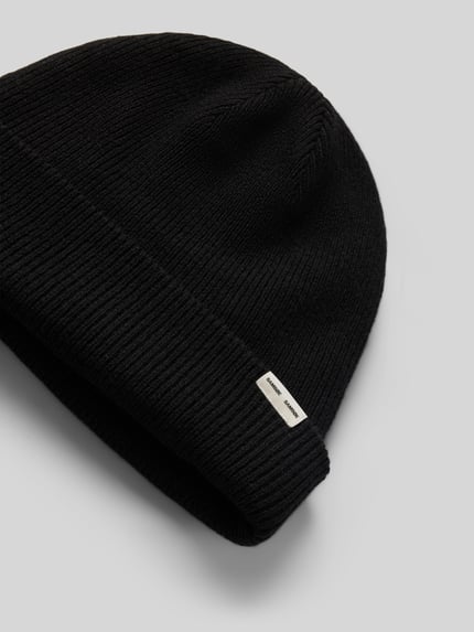 Productfoto, zwarte Mütze aus Woll-Mix in Strick-Optik met label-patch van Samsøe Samsøe, groffe textuur, brede omslag