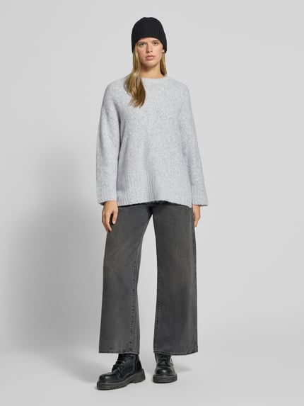 Frauenmodel trägt Pullover mit gerippten Abschlüssen von PIECES, unifarben, Regular Fit, Longline, Rundhals, Langarm, Ganzkörperansicht von vorne.