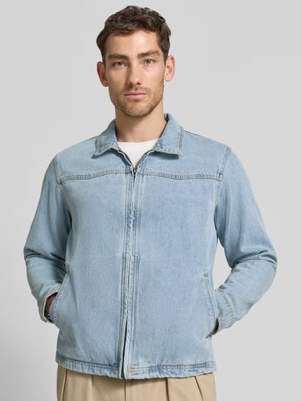 Männermodel trägt Jeansjacke mit Reißverschluss Modell 'REILLY' von khujo, hellblau, Baumwolle, gerader Schnitt, Ganzkörperansicht von vorne.