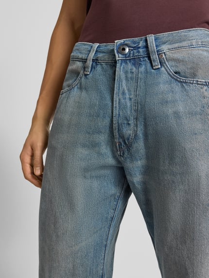 Männermodel draagt Regular Fit Jeans im Used-Look Modell 'Contor 3D' van G-Star Raw, blauwe denim, katoen, detailopname heup, herenmode.