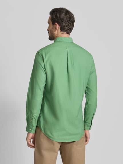 Männermodel trägt Freizeithemd mit Knopfleiste von Polo Ralph Lauren in Hellgrün aus Baumwolle, Rückenansicht, Ganzkörperansicht Rückansicht.