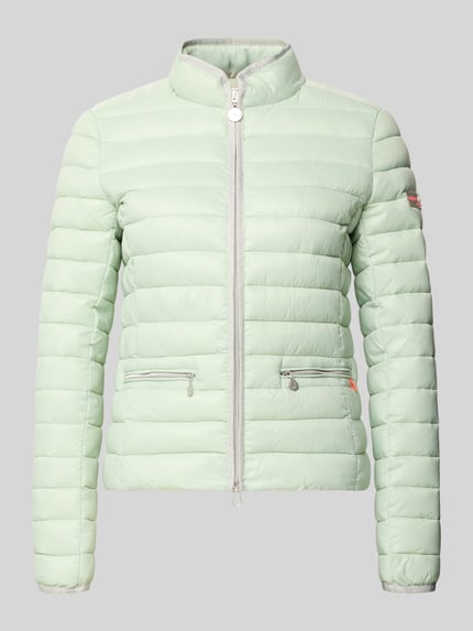 Produktfoto, hellgrüne Steppjacke mit Reißverschlusstaschen Modell 'SISTER JUDY' von Frieda & Freddies, Slim Fit, Stehkragen, glatte Textur