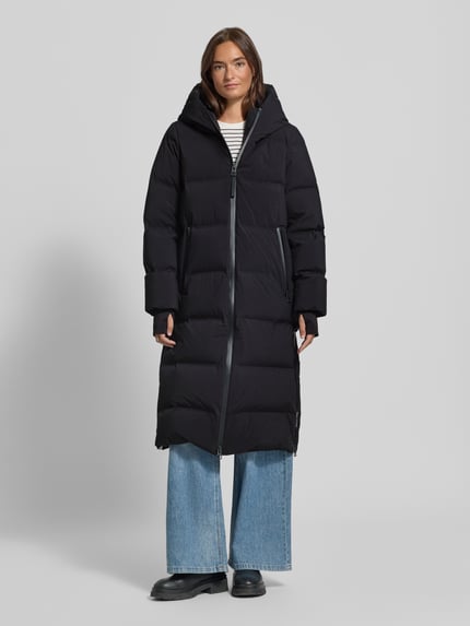 Frauenmodel trägt Regular Fit Daunenmantel mit Kapuze von Marc O'Polo, schwarz, gesteppte Oberfläche, Ganzkörperansicht von vorne, Damen Steppmantel von Marc O'Polo.