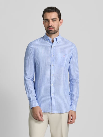 Männermodel trägt Regular Fit Freizeithemd aus reinem Leinen van Polo Ralph Lauren in lichtblauw met witte strepen, Ganzkörperansicht von vorne.