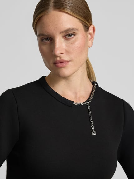 Frauenmodel trägt schwarzes Slim Fit Freizeitkleid aus Baumwoll-Mix Modell 'Neriet' von HUGO, glatte Oberfläche, Nahaufnahme Oberkörper. Damen Freizeitkleid von HUGO.