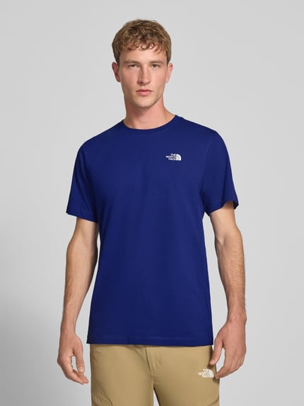 Männermodel trägt Regular fit t-shirt met ronde hals Model 'EVOLUTION' van The North Face, labelstitching, ruglengte maat M 72 cm, Ganzkörperansicht van voren
