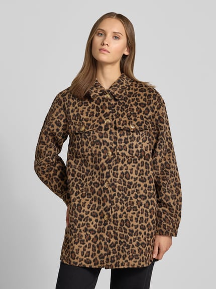 Frauenmodel trägt Oversized Hemdjacke mit Umlegekragen Modell 'SAGA' von PIECES, braunes Leopardenmuster, lockere Form, Ganzkörperansicht von vorne.