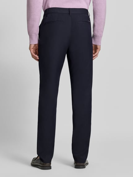 Männermodel trägt Straight Fit Hose mit Viskose-Anteil von Armani Exchange in Dunkelblau, elastischer Material-Mix, Gesäßtaschen, Ganzkörperansicht Rückansicht.
