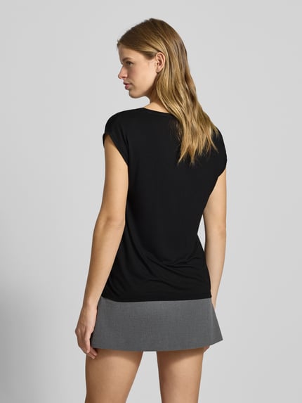 Frauenmodel trägt T-Shirt mit Stretch-Anteil Modell 'Billo' von PIECES, Viskose-Elasthan-Mix, taillierter Schnitt, kurze Ärmel, Rückenlänge 58 cm, Ganzkörperansicht Rückansicht.