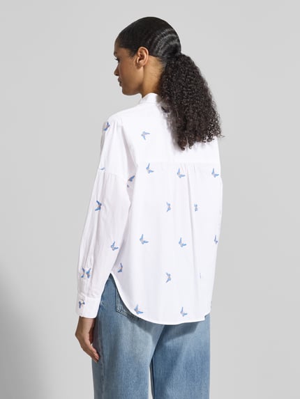 Männermodel trägt Regular Fit Bluse mit Stitchings Modell 'LUCY' von 0039 Italy, czysta bawełna, krój regular fit, widok z tyłu