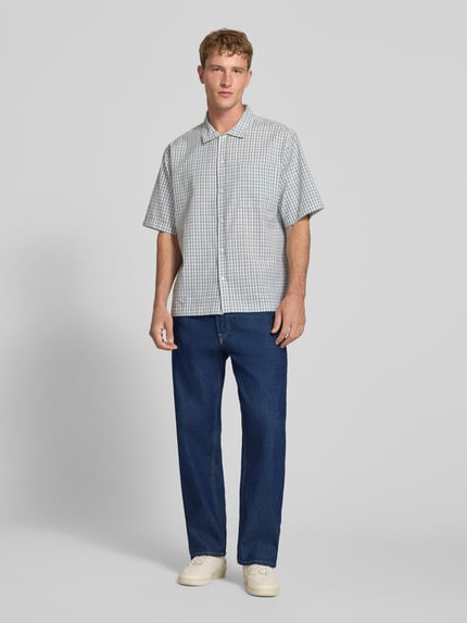 Männermodel trägt Loose Fit Jeans im 5-Pocket-Design Modell 'EDDIE' von JACK & JONES, reine Baumwolle, Ganzkörperansicht von vorne.
