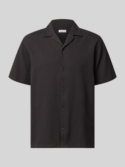 Produktfoto, Regular Fit Freizeithemd mit Strukturmuster Modell 'Global' von Jack & Jones aus reiner Baumwolle, kurzärmelig, Reverskragen, durchgehende Knopfleiste, schwarze Farbe, feines Strukturmuster, schlichte Optik, glatte Textur.