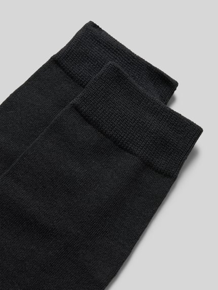 Produktfoto, Pudełko prezentowe składające się z obcisłych bokserek i skarpetek w zestawie 2 szt. od Jack & Jones, mieszanka bawełny i elastanu, pas z logo, model ORDINARY, kolory czarne, gładka tekstura.