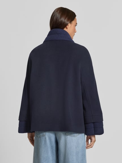 Frauenmodel trägt Jacke aus Lanawolle-Mix mit Stehkragen und Eingrifftaschen von ICONS Cinzia Rocca in Dunkelblau, Rückenansicht, Kontexthinweis: Damen Jacke, Lanawolle-Mix mit Stretch-Anteil, Relaxed Fit, Stehkragen, Eingrifftaschen, Rückenlänge 64 cm, Schulterbreite 42 cm, Brustweite 50 cm, Ärmellänge 73 cm. Ganzkörperansicht Rückansicht.