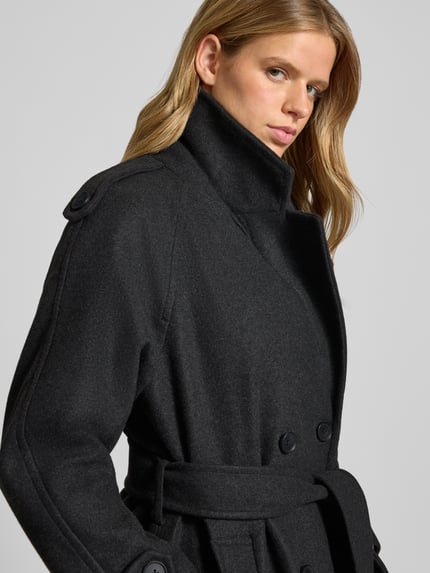 Frauenmodel trägt Regular Fit Mantel mit doppelreihiger Knopfleiste Modell 'DEAR-TRILLION' von ONLY in Schwarz, Nahaufnahme Oberkörper, Damen Mantel von ONLY.