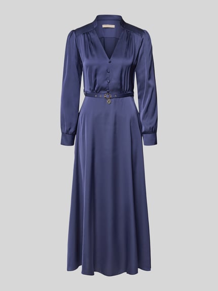 Produktfoto, Abendkleid aus Satin mit V-Ausschnitt und Gürtel von Rinascimento in donkerblauw, A-lijn, midi, satijn, knoopsluiting, lange mouw.