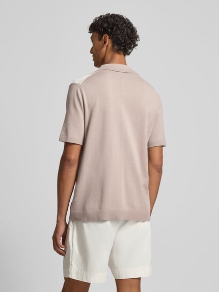 Mężczyzna nosi Regular Fit Freizeithemd mit Kentkragen Modell 'Galvo' von JOOP! Collection z bawełny, beżowe, gładka tekstura, widok całej sylwetki z tyłu, długość tyłu w rozmiarze M: 68 cm, szerokość w rozmiarze M: 46 cm, długość rękawów w rozmiarze M: 26 cm.