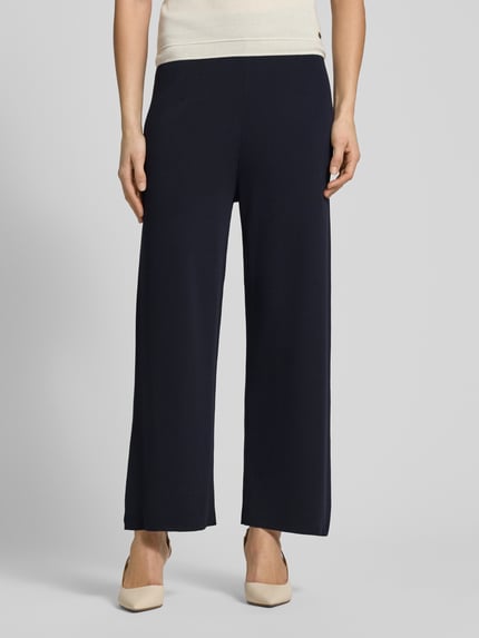 Frauenmodel trägt Jogpants aus Viskose-Mix mit elastischem Bund von Christian Berg Woman Selection, dunkelblau, Straight Fit, Nahaufnahme Oberkörper.