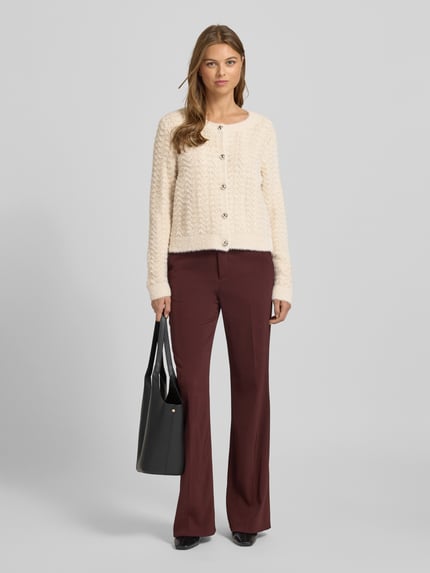 Frauenmodel trägt Strickjacke mit Rundhalsausschnitt und Knopfleiste von More & More, Regular Fit, Strukturmuster, Ganzkörperansicht von vorne.