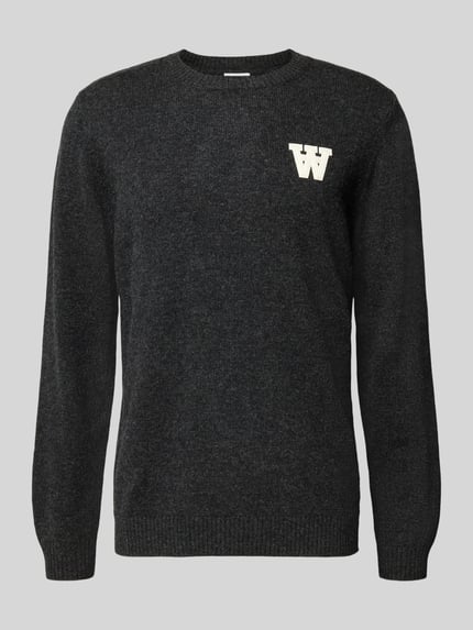 Produktfoto, Strickpullover aus Lammwolle Modell 'Tay' von Wood Wood in Dunkelgrau mit Rundhalsausschnitt, Label-Stitching, Regular-Fit, feine Struktur