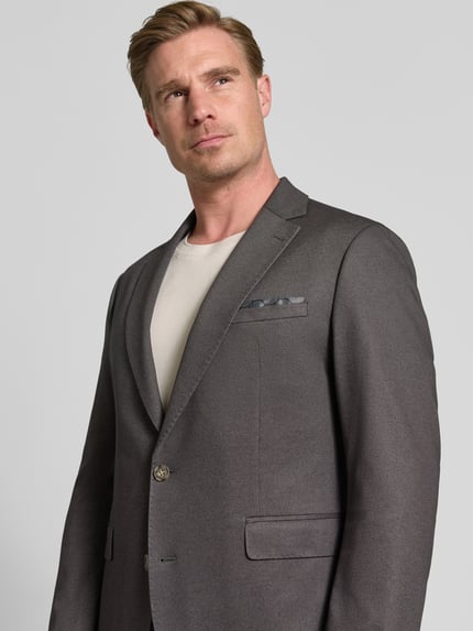 Männermodel trägt Regular Fit Sakko mit Viskose-Anteil Modell 'Data' von CINQUE in Grau, Reverskragen, Pattentaschen, Nahaufnahme Oberkörper. Elastischer Material-Mix, 2-Knopfleiste, Rückenlänge 73 cm, Schulterbreite 46 cm, Ärmellänge 65 cm.
