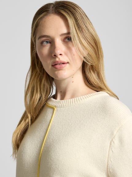 Frauenmodel trägt Relaxed Fit Strickpullover mit Woll-Anteil Modell 'JANIQUE' von Guido Maria Kretschmer, Material-Mix, Rundhalsausschnitt, Nahaufnahme Oberkörper.