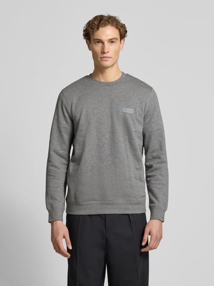Männermodel trägt Regular Fit Sweatshirt aus reiner Baumwolle von Marc O'Polo, Optik: unifarben, Label-Patch, Gerippt, Ganzkörperansicht von vorne.