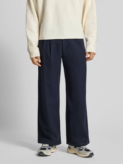 Mannenmodel draagt Hose met gelegde plooien en achterzakken van PROHIBITED, materiaalmix met viscose, relaxed fit, knoop- en ritssluiting, donkerblauw, bandwijdte 40 cm, binnenbeenlengte 75 cm, geheel vooraanzicht
