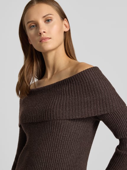 Frauenmodel trägt Pullover mit Carmen-Ausschnitt von ONLY, unifarben, Strickoptik, matt, Rippstrick, langarm, Nahaufnahme Oberkörper