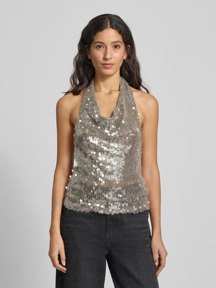 Frauenmodel trägt Blusentop mit Neckholder von Mango, silberner Paillettenbesatz, Viskose-Mix mit Stretch-Anteil, lockerer Schnitt, Nahaufnahme Oberkörper. Rückenlänge bei Größe S: 24 cm.
