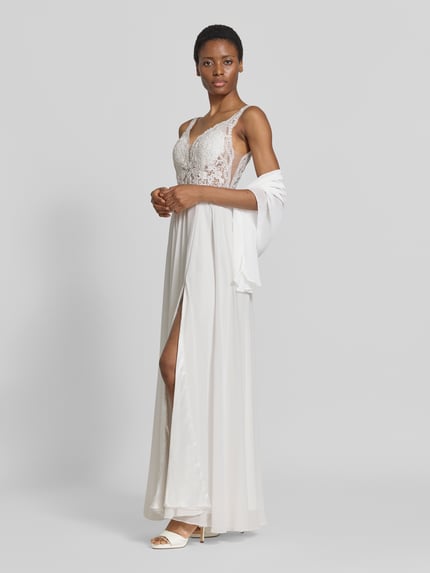 Vrouwenmodel draagt Brautkleid met floralem stitching van Mascara in wit, getailleerde pasvorm, v-hals, semi-transparant, mouwloos design, ruglengte maat 36: 135 cm, borstwijdte maat 36: 34 cm, voorkant zicht, KI-modified beeld.