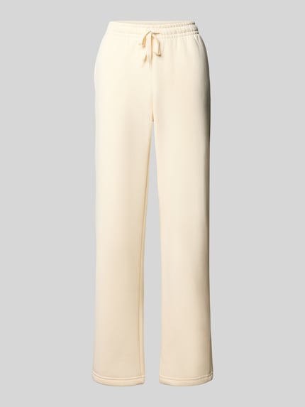 Produktfoto, jasnokremowe spodnie dresowe z mieszanki bawełny o kroju wide fit, Model 'Iconic' od Gina Tricot, elastyczny pas z tunelem, Długość wewnętrzna nogawki w rozmiarze S: 80 cm