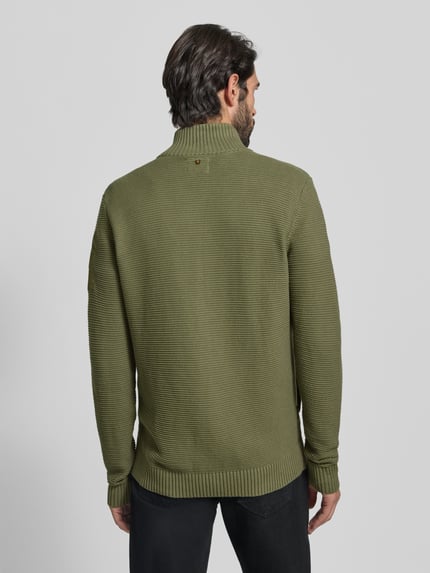 Männermodel trägt Strickjacke mit Reißverschluss von PME Legend in Olivgrün, Reine Baumwolle, Regular-Fit, Gerippte Abschlüsse, Stehkragen, Rückenlänge 70 cm, Ärmellänge 73 cm, Label-Detail, Eingrifftaschen, Ganzkörperansicht Rückansicht.