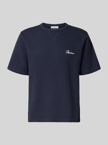 Produktfoto, dunkelblaues T-Shirt mit Label-Stitching von REVIEW, Waffelstruktur, gerader Schnitt, Baumwoll-Mix, Rundhalsausschnitt