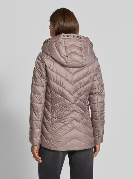 Vrouwenmodel draagt taupekleurig gewatteerd jack Slim Fit Steppjacke met tweewegritssluiting van s.Oliver RED LABEL, Ganzkörperansicht Rückansicht.