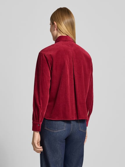 Vrouwenmodel draagt Regular Fit Hemdbluse uit Corduroy van Christian Berg Woman met overhemdkraag, borstzak en knoopsluiting, ruglengte bij maat 36: 59 cm, mouwlengte 58 cm, Ganzkörperansicht Rückansicht.