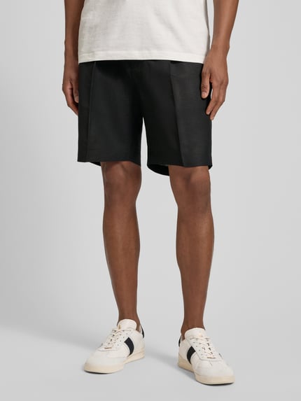 Männermodel trägt schwarze Shorts aus Leinen-Viskose-Mix Modell 'NEIL' von Antony Morato, Regular-Fit, Bügelfalten, elastischer Bund, Herren Shorts, Nahaufnahme Unterkörper, Ganzkörperansicht von vorne.