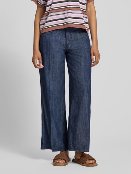Frauenmodel trägt Loose Fit Jeans aus reiner Baumwolle Modell 'AIMEE' von Cambio in Denim-Optik, Twill-Struktur, Ganzkörperansicht von vorne.