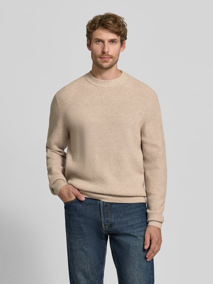 Männermodel trägt Regular Fit Pullover aus Viskose-Mix Modell 'MATTI' von Jake*s, beige, strukturierte Oberfläche, Ganzkörperansicht von vorne, Herren Pullover von Jake*s Studio Men.
