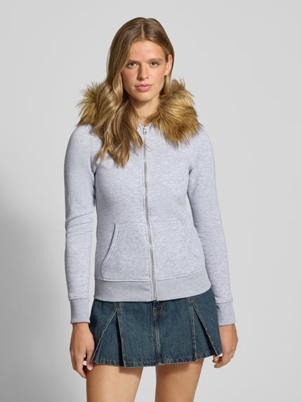 Vrouwenmodel draagt Sweatjacke met Kunstfell en Känguru-Tasche van REVIEW, lichtgrijs katoenmix, slim fit, ritssluiting, kangoeroezak, imitatiebont, geheel van voren gezien
