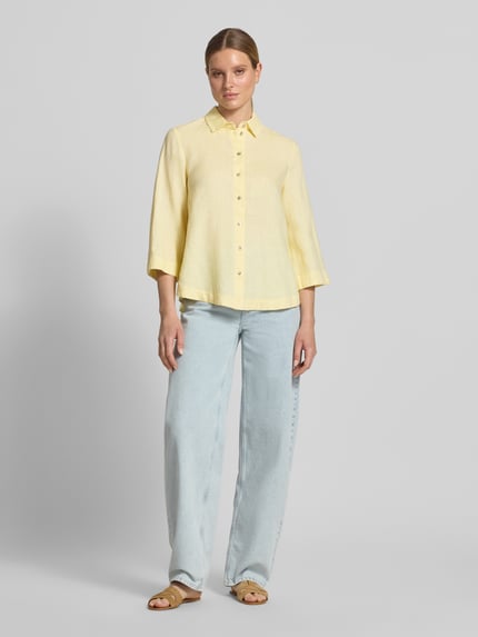 Frauenmodel trägt Relaxed Fit Leinenbluse mit 3/4-Arm von Christian Berg Woman in Hellgelb, Hemdblusenkragen, Knopfleiste, Ganzkörperansicht von vorne, reines Leinen, Damen, Rückenlänge 65 cm, Ärmellänge 48 cm bei Größe 36.